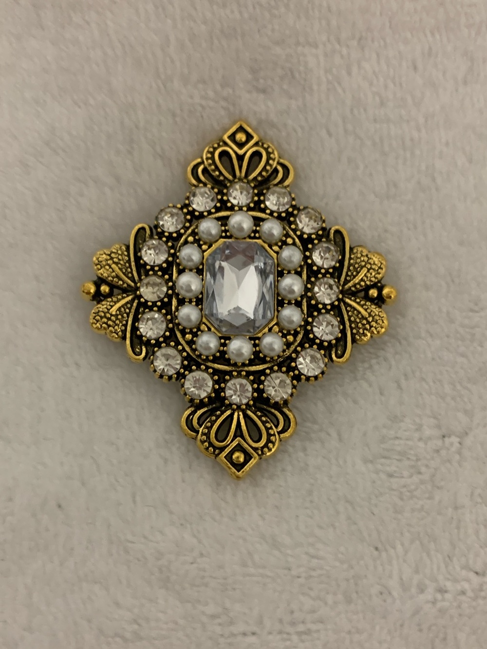 Vintage-Inspired Gold Tone Brooch with Clear Crystal Accent